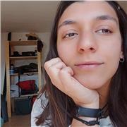 Química professional da classes de ciencias a niños/as y jóvenes con dificultad en los estudios